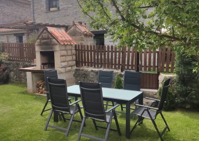 Casa rural Costalago barbacoa y mesa en jardín