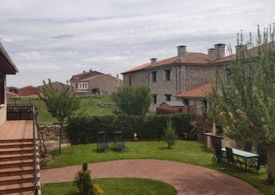 Casa rural Costalago vista exterior del jardín